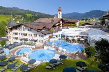 Hotel Aussenansicht mit Solebaeder