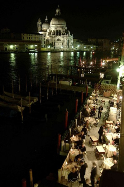 12 Terrazza Ristorante in notturna 2