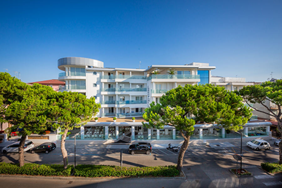 AUSSENANSICHT BY DAY