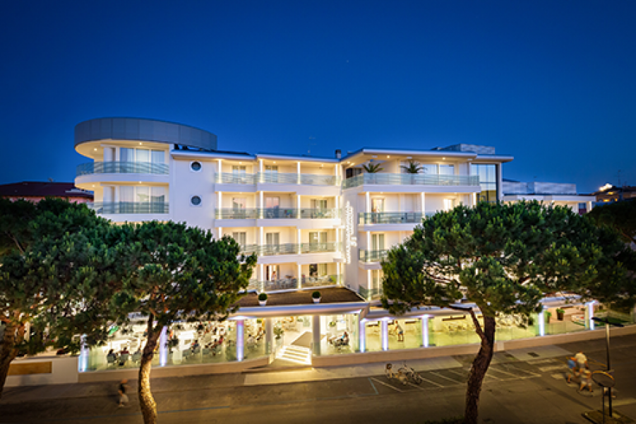 AUSSENANSICHT BY NIGHT