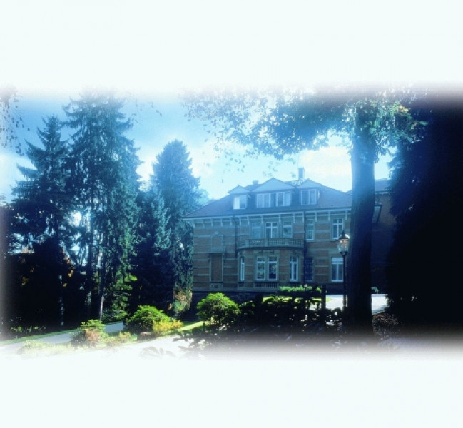 73  Titelbild Prospekt Aussenansicht Villa