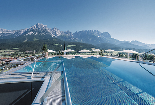 das infinity sky pool highlight c markus auer hotel kaiserblick