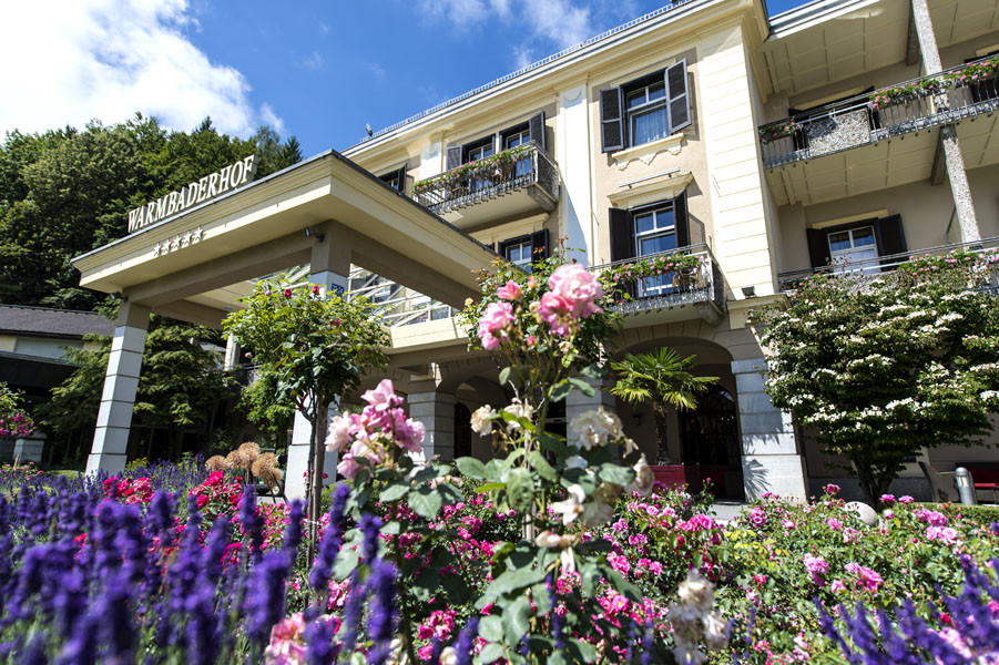 hotel warmbaderhof aussenansicht sommer kaernten