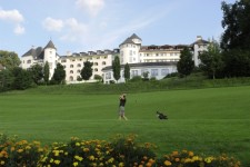 Sommeransicht mit Golfplatz