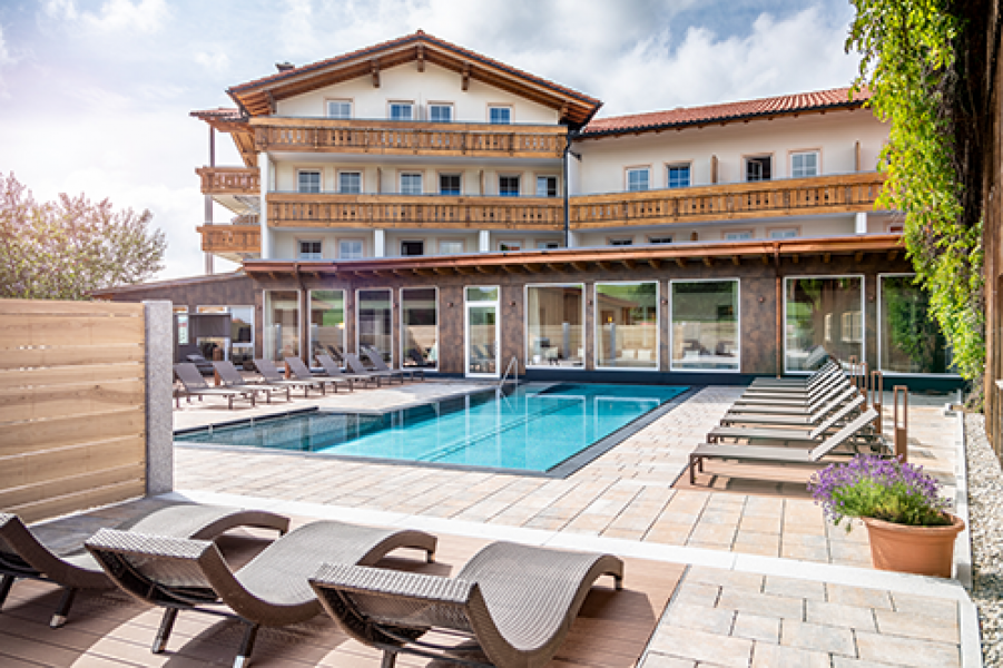 Hanusel Hof Jul19 Aussenpool Ruheraeume 009