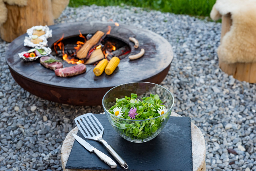 grillgenuesse auf der chalet terrasse benglerwald berg chaletdorf