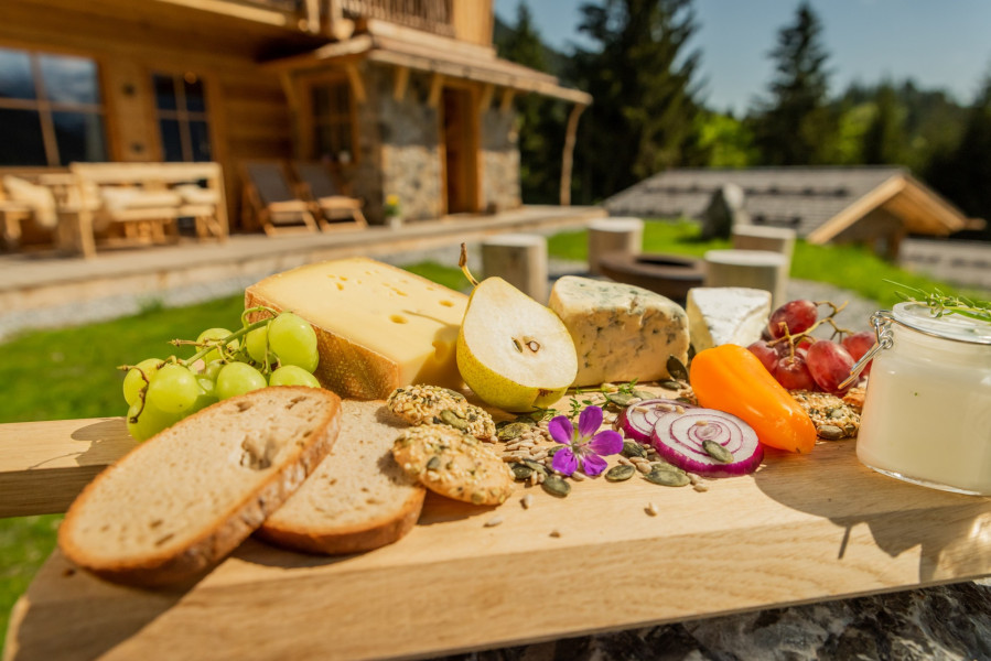 reichhaltiges almfruehstueck benglerwald berg chaletdorf v2