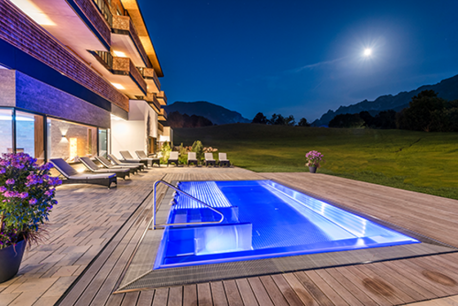 02 Klosterhof Aussenansicht Nacht Pool4