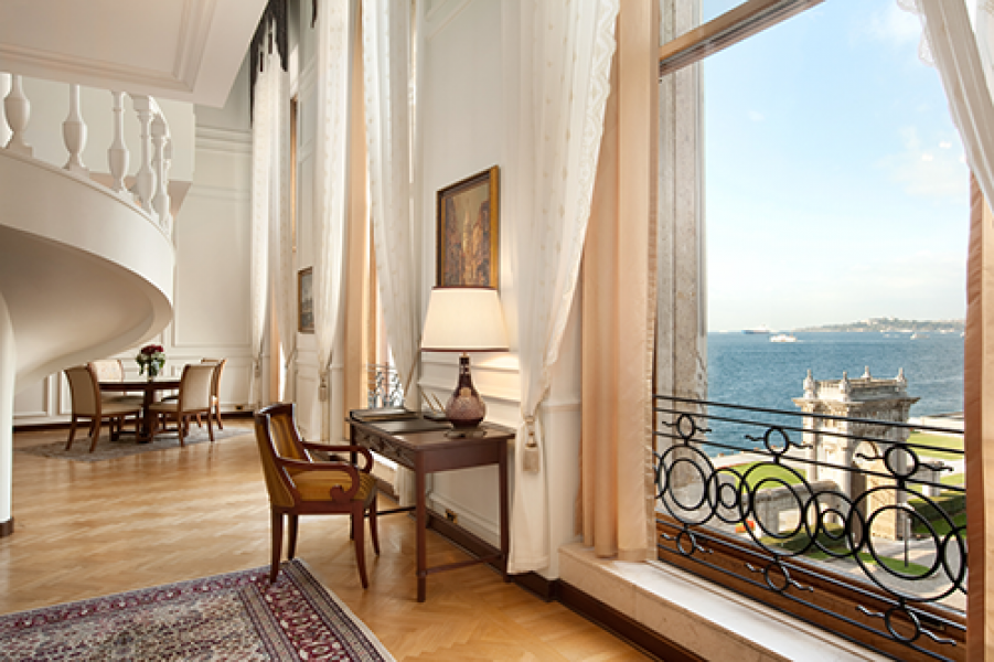 Royal Escape at the Palace 1