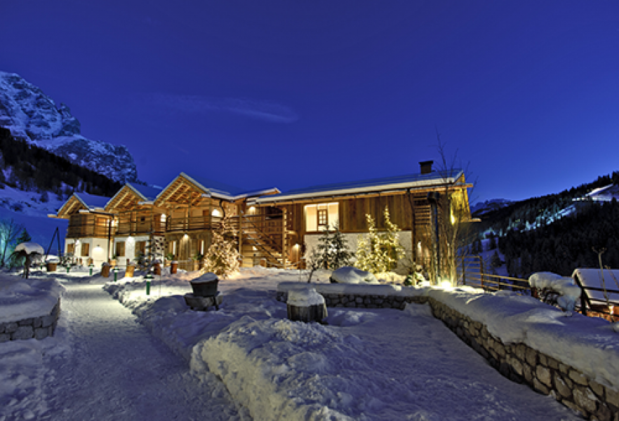 Fanes Chalets Winter abends Hotel Fanes
