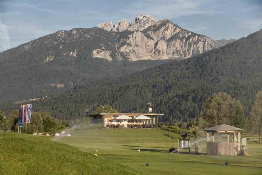 Nassfeldgolf Abschlag ins Bergpanorama