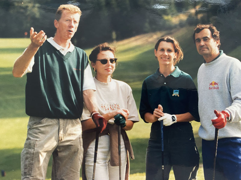 Rennfahrer Kollege Walter Röhrl (l.) zu Gast in Adamstal bei Franz und Rolanda Wittmann (r.)