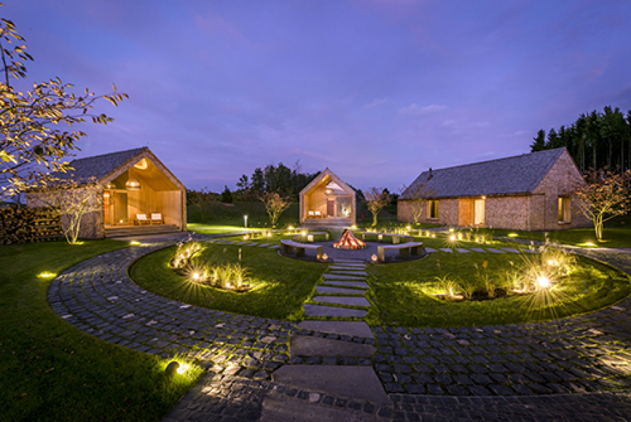 Seezeitlodge Hotel Spa Seezeit Spa Aussensaunadorf bei Nacht 1 Gunter Standl2