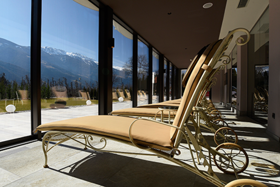 Liegen im Ruheraum mit Blick in die Berge c Marion Lafogler Hotel Rossl2