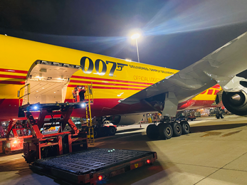 2 Johanna und ihre B 777 on the ground