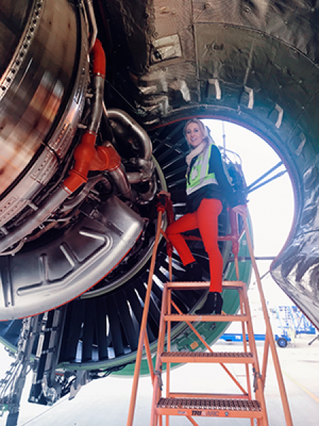 3 Johanna bei Triebwerkcheck