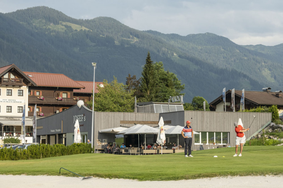Clubhaus mit Proshop und Restaurant2