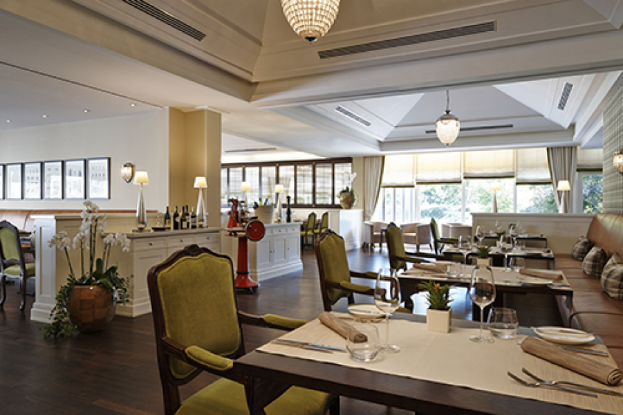 Kempinski Hotel Frankfurt Gravenbruch EssTisch restaurant inside 3