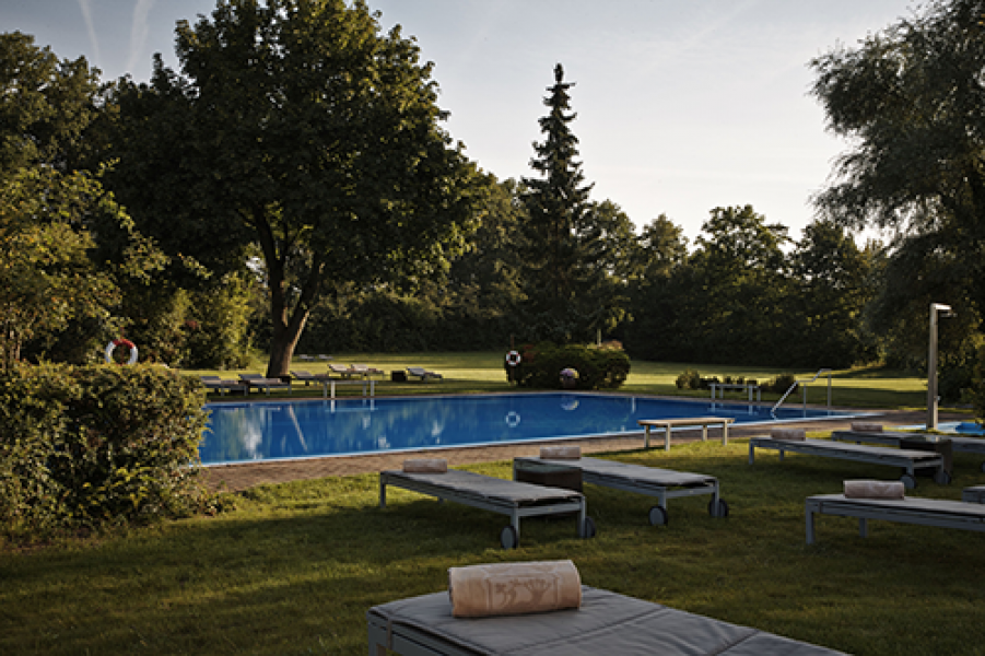 Kempinski Hotel Frankfurt Gravenbruch outside pool 6