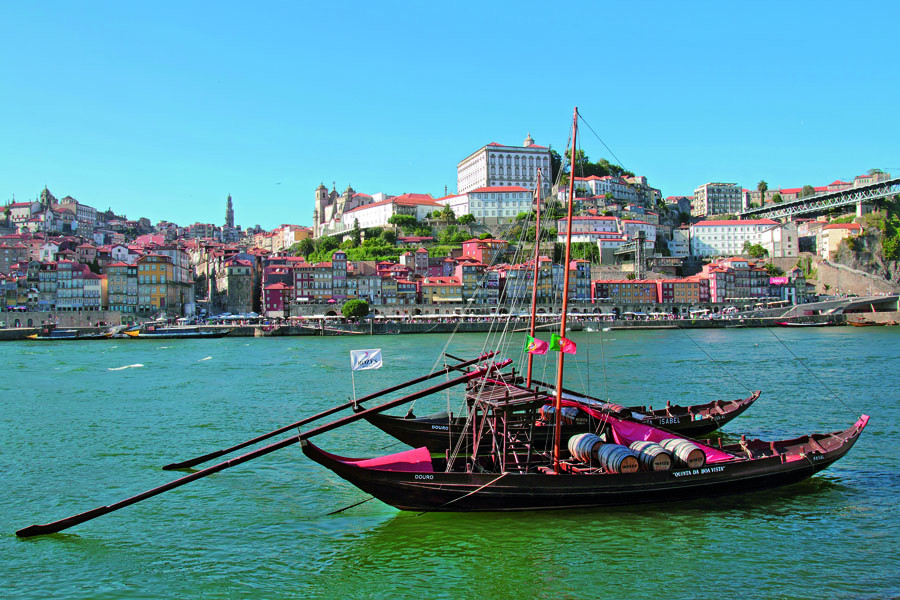 10 Porto Boote bringen Wein vom Douro