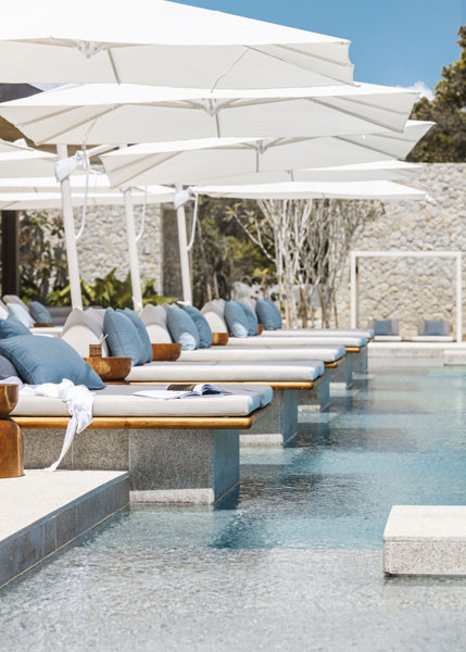 OO DC BeachClub Pool Loungers 0677 MASTER