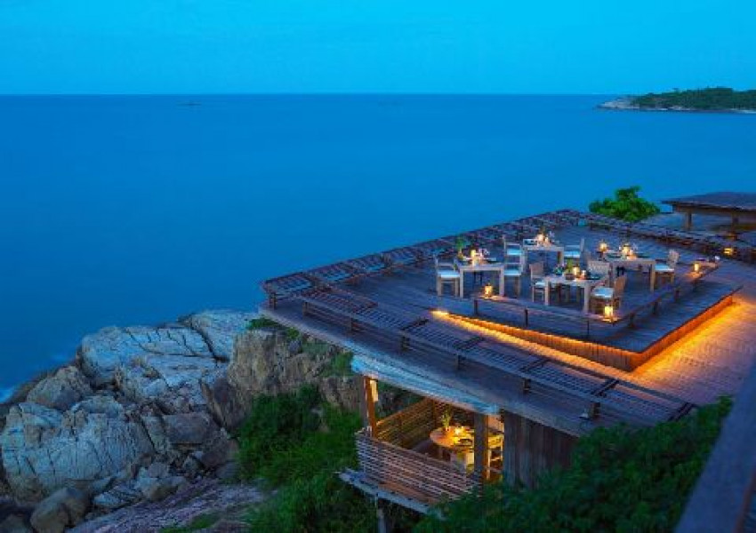 Dinning On The Rocks