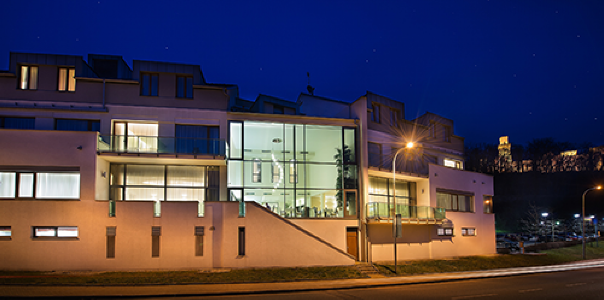 hotel exterier fasada 3 se zamkem