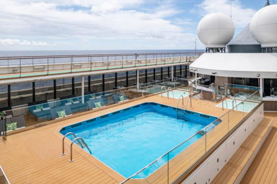 7 World Yoyager Pooldeck
