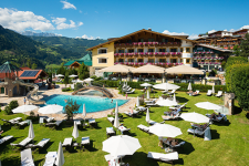 aussenpoolanlage mit liegestuehlen verwoehnhotel berghof